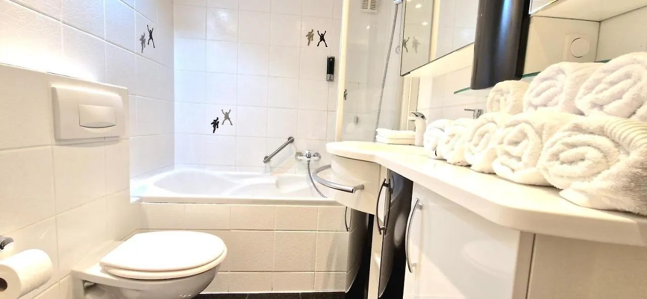 Apartment In Dellbruck Frisch Renoviert, 300 Meter Bis Zur Strassenbahn, Ruhige Lage Cologne 0*,