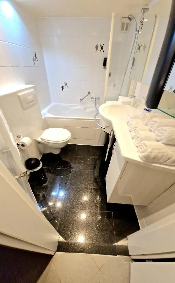 Apartment In Dellbruck Frisch Renoviert, 300 Meter Bis Zur Strassenbahn, Ruhige Lage Cologne