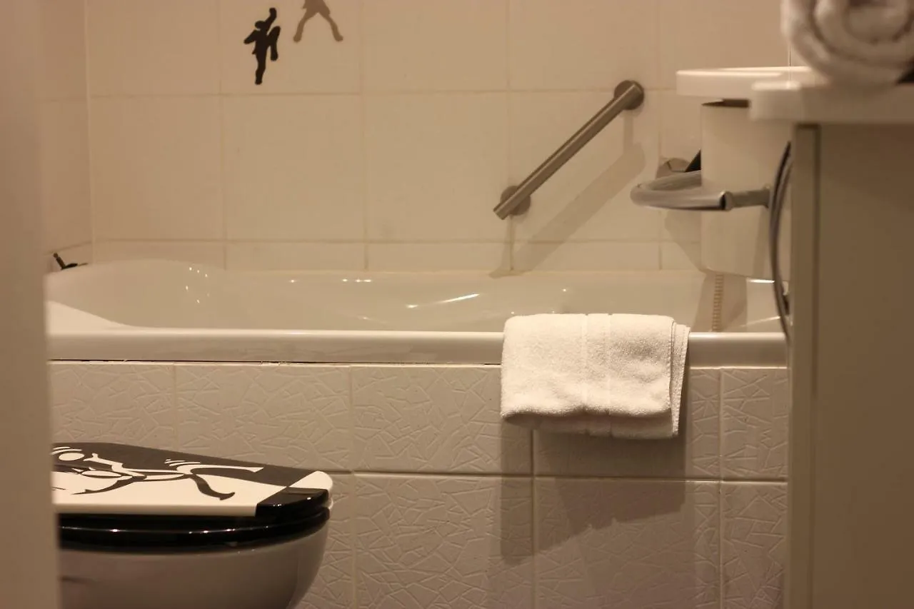 Apartment In Dellbruck Frisch Renoviert, 300 Meter Bis Zur Strassenbahn, Ruhige Lage Cologne