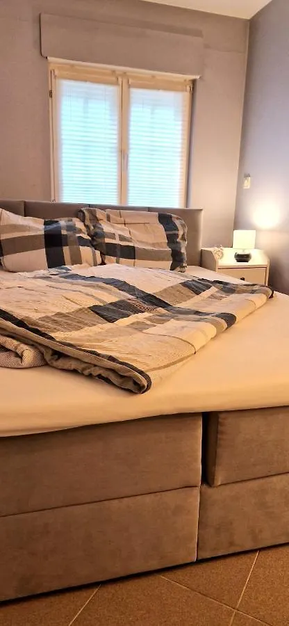 Apartment In Dellbruck Frisch Renoviert, 300 Meter Bis Zur Strassenbahn, Ruhige Lage Cologne